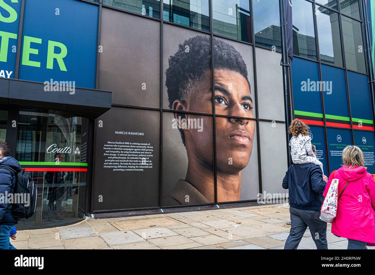 LONDRES, ROYAUME-UNI.14 octobre 2021.La banque privée Coutts du Strand célèbre le mois de l'histoire des Noirs en présentant un grand portrait du footballeur de Manchester United et d'Angleterre Marcus Rashford avec l'inscription au-dessus de l'entrée « change taps true character ».Credit: amer ghazzal/Alamy Live News Banque D'Images