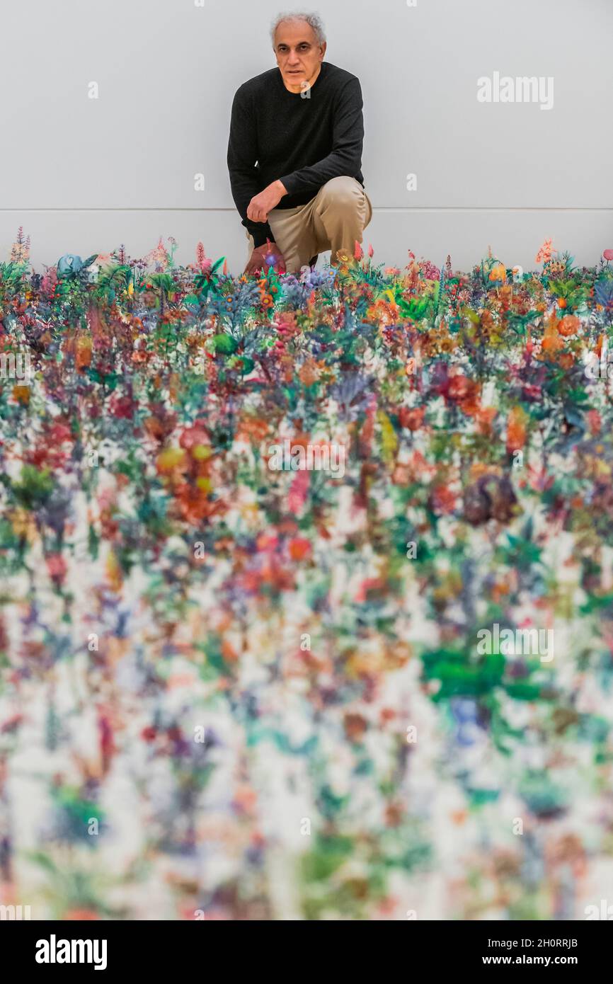 Londres, Royaume-Uni.14 octobre 2021.Blackfield, une installation au sol composée de plus de 17,000 fleurs gravées en acier, installé à la main - Zadok Ben-David (en photo): Réserve naturelle à Kew Gardens.C'est sa première exposition solo au Royaume-Uni depuis plus de dix ans.La réserve naturelle est située dans la Galerie d'art botanique Shirley Sherwood, du 16 octobre 2021 au 27 mars 2022.Crédit : Guy Bell/Alay Live News Banque D'Images