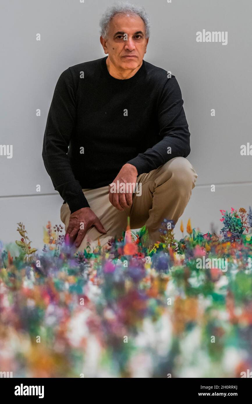 Londres, Royaume-Uni.14 octobre 2021.Blackfield, une installation au sol composée de plus de 17,000 fleurs gravées en acier, installé à la main - Zadok Ben-David (en photo): Réserve naturelle à Kew Gardens.C'est sa première exposition solo au Royaume-Uni depuis plus de dix ans.La réserve naturelle est située dans la Galerie d'art botanique Shirley Sherwood, du 16 octobre 2021 au 27 mars 2022.Crédit : Guy Bell/Alay Live News Banque D'Images