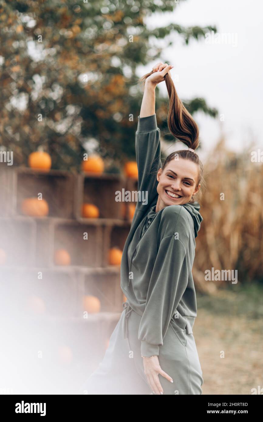 Belle fille sur le fond des décorations de citrouille. Banque D'Images