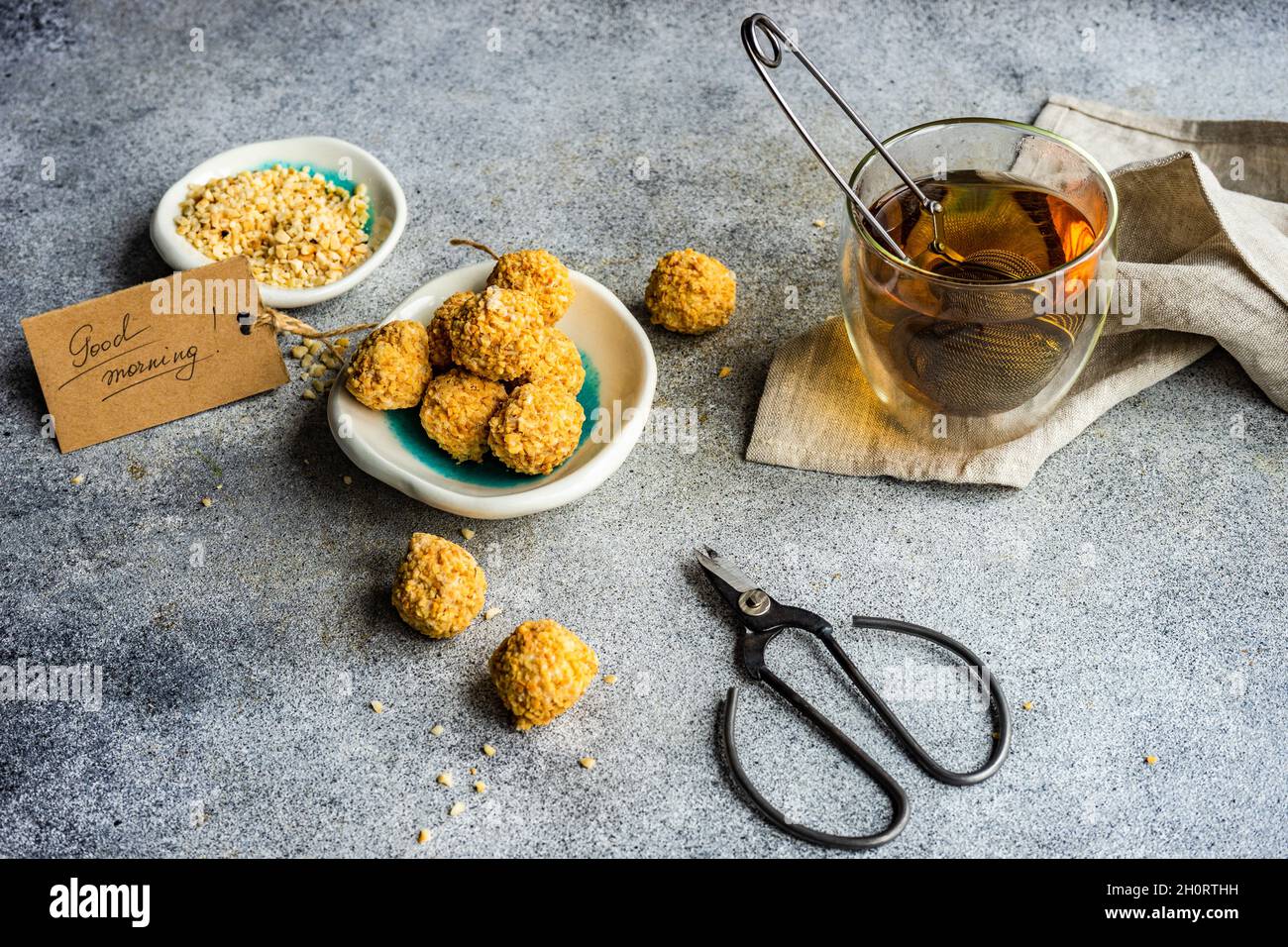 Tisane avec des boules de bonbons maison saines Banque D'Images
