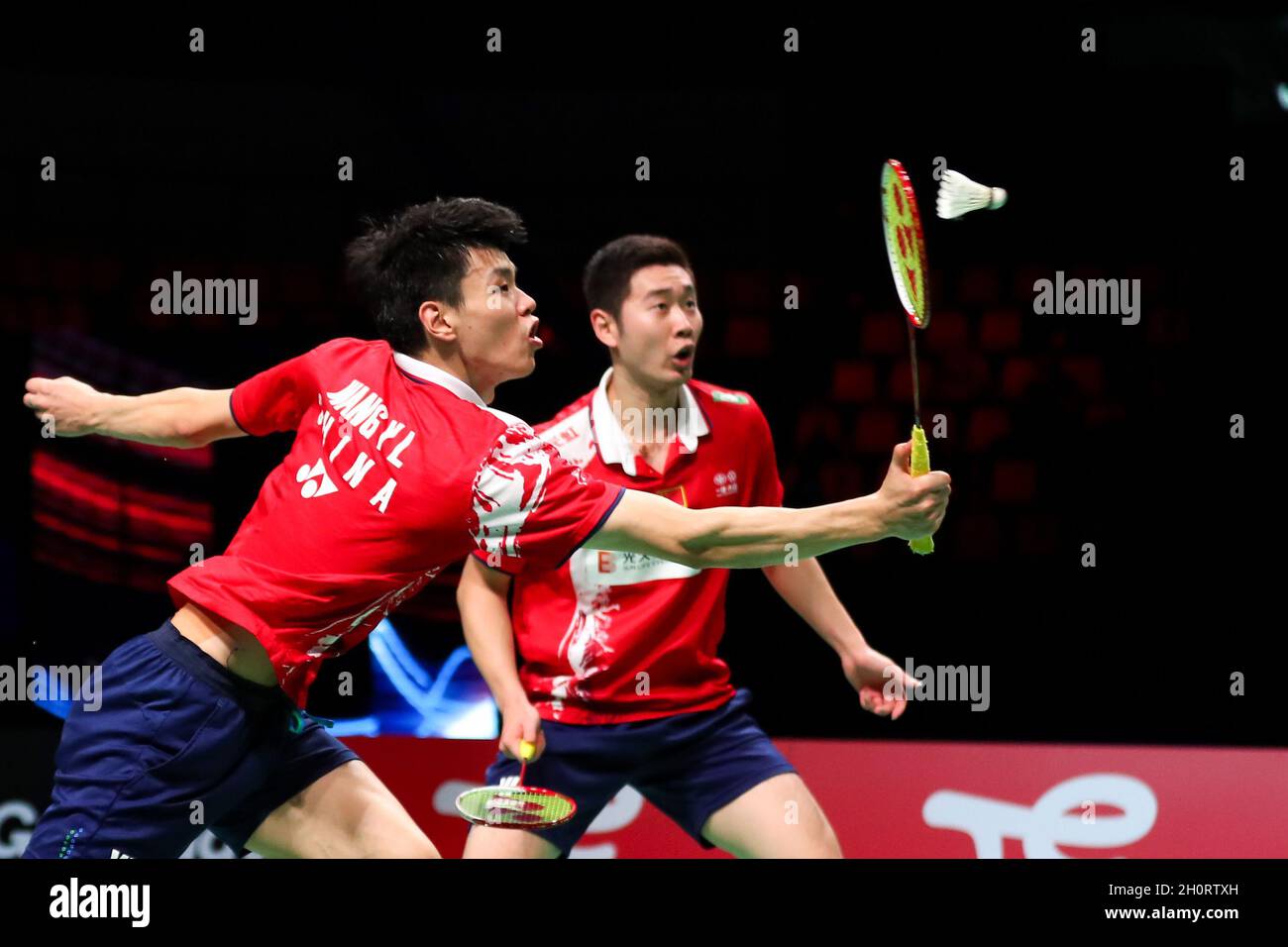 Aarhus, Danemark.14 octobre 2021.Liu Cheng (R)/Wang Yilyu, de Chine, participe au double match masculin contre M.R. Arjun/Dhruv Kapila, de l'Inde, lors d'un match de groupe C entre la Chine et l'Inde au tournoi de badminton de la coupe Thomas à Aarhus, au Danemark, le 14 octobre 2021.Credit: Zhang Cheng/Xinhua/Alay Live News Banque D'Images