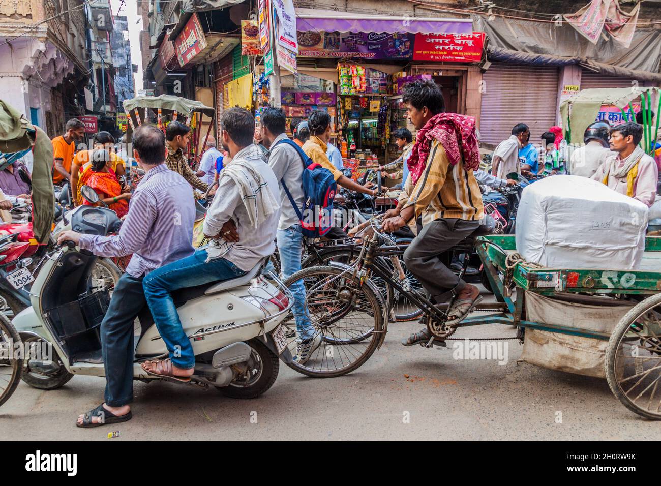 VARANASI, INDE - 25 OCTOBRE 2016 circulation dans la rue à Varanasi Inde Banque D'Images