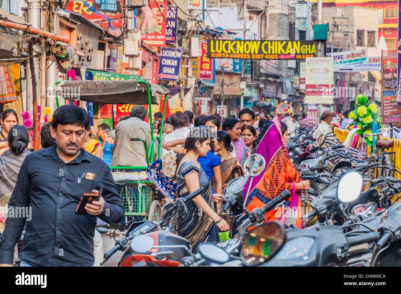 VARANASI, INDE - 25 OCTOBRE 2016 circulation dans la rue à Varanasi Inde Banque D'Images
