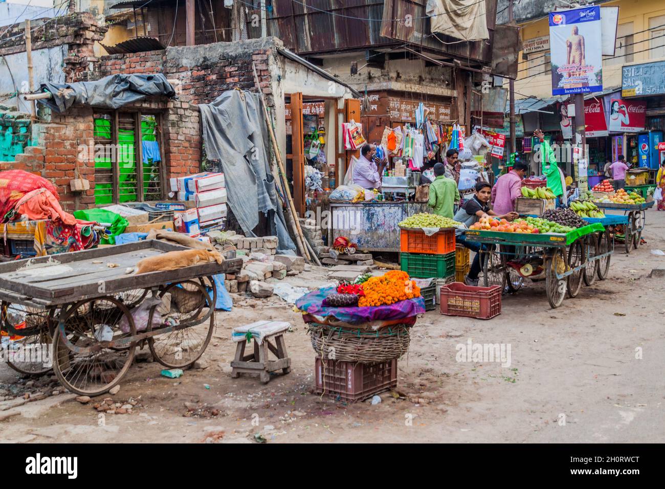VARANASI, INDE - 25 OCTOBRE 2016 : stands de fruits de rue à Varanasi Inde Banque D'Images
