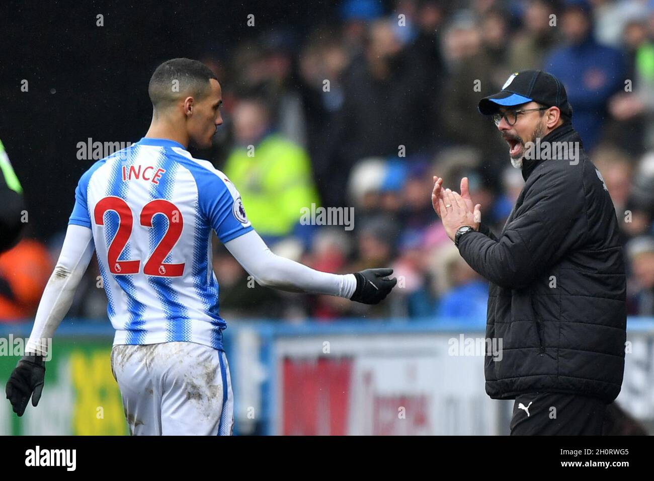David Wagner, directeur de la ville de Huddersfield (à droite), encourage Tom Ince de la ville de Huddersfield Banque D'Images
