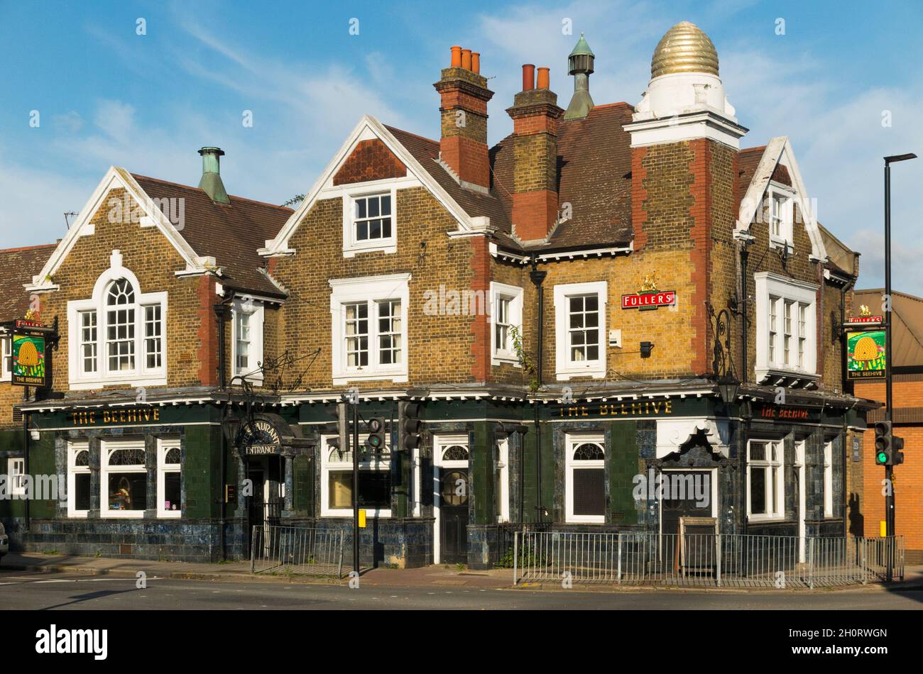 Le pub Beehive à Brentford, dans l'ouest de Londres.ROYAUME-UNI.Il a un ornement de ruche de marque pour le distinguer des autres maisons publiques.(127) Banque D'Images