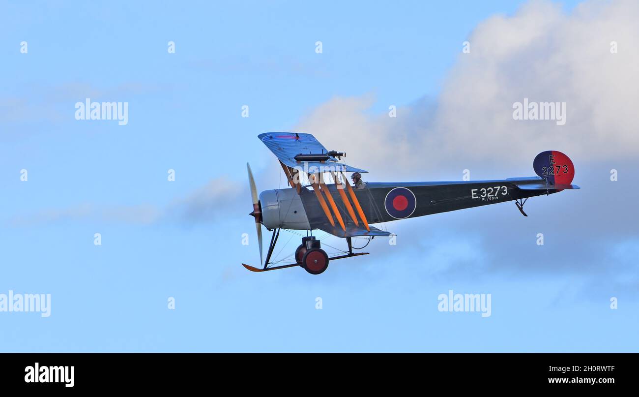 Vintage Avro 504K 'E3273' Biplane in Flight. Banque D'Images