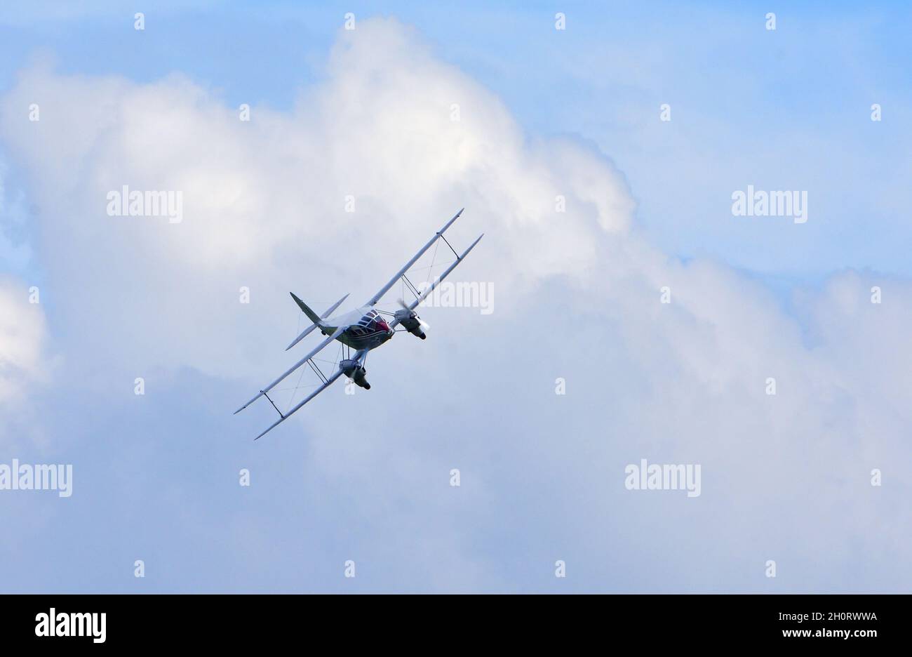 Vintage de Havilland DH.89A Dragon Rapide G-AGSH dans les couleurs de British European Airways en vol. Banque D'Images