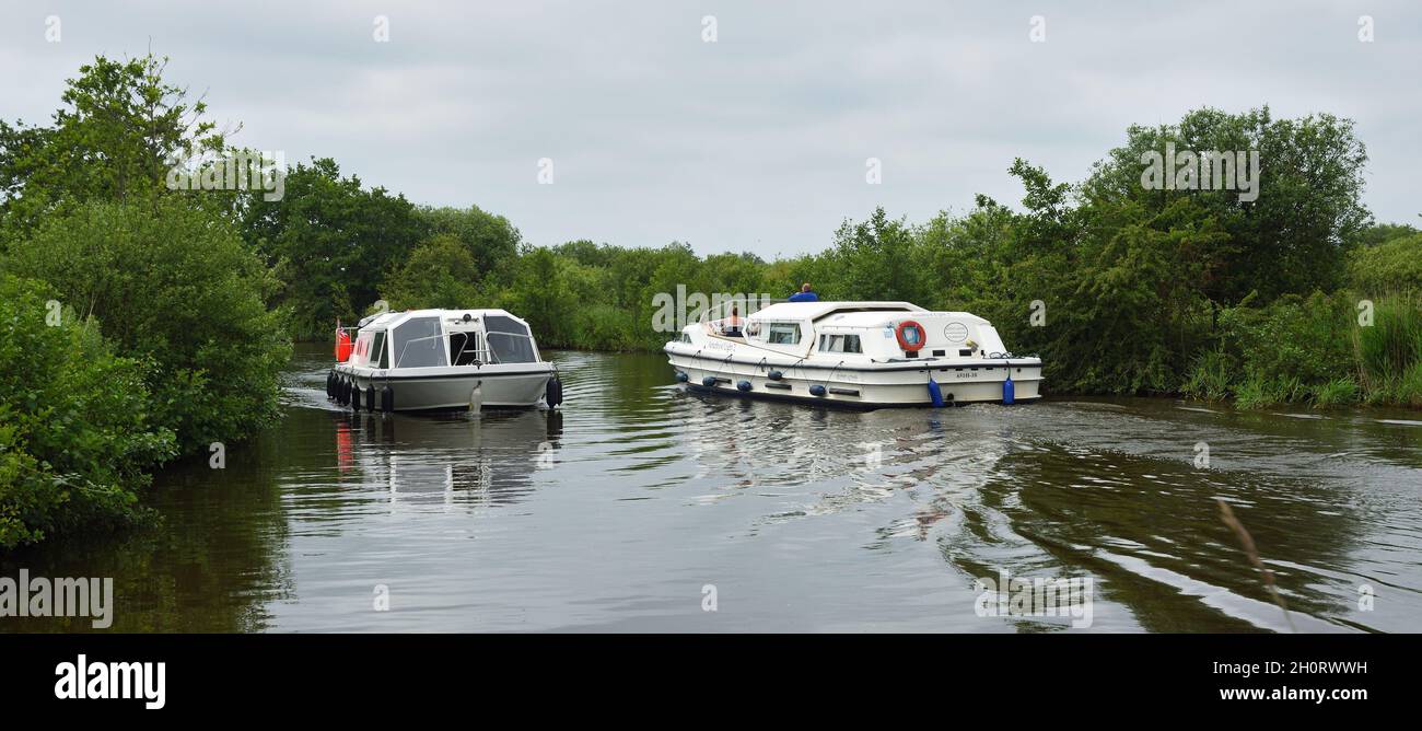 Deux Broads Cruisers sur la rivière Ant à How Hill Norfolk. Banque D'Images