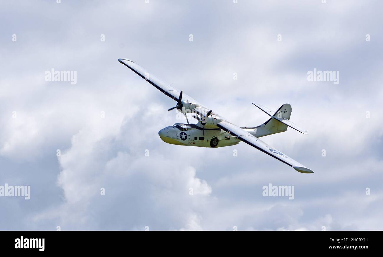 Vintage PBY-5A Catalina “Miss Pick Up” (G-PBYA) Flying Boat in Flight. Banque D'Images