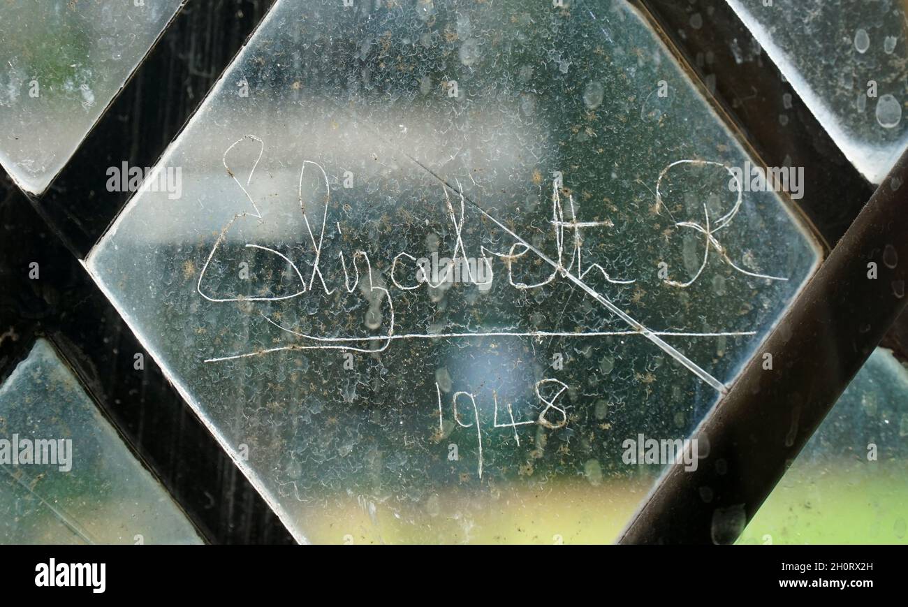 Signature Elizabeth R 1948 égratignée dans une vieille douleur de fenêtre Banque D'Images