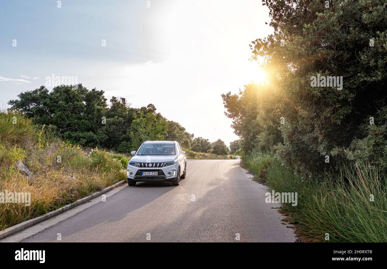 White Suzuki Vitara sur la route de l'île de Vir, Croatie. Banque D'Images