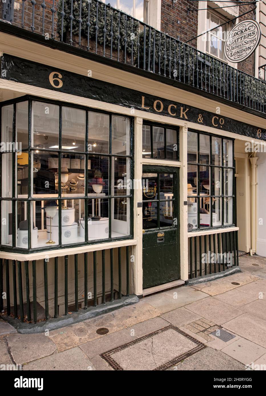 Vitrine de Lock & Co., Hatters, anciennement James Lock and Company; 6 St James's St, Londres, fondée en 1676.Les auteurs du Bowler (le Coca) Banque D'Images