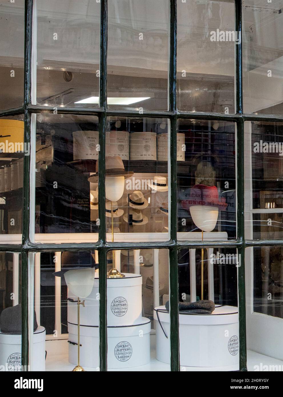 Vitrine de Lock & Co., Hatters, anciennement James Lock and Company; 6 St James's St, Londres, fondée en 1676.Les auteurs du Bowler (le Coca) Banque D'Images