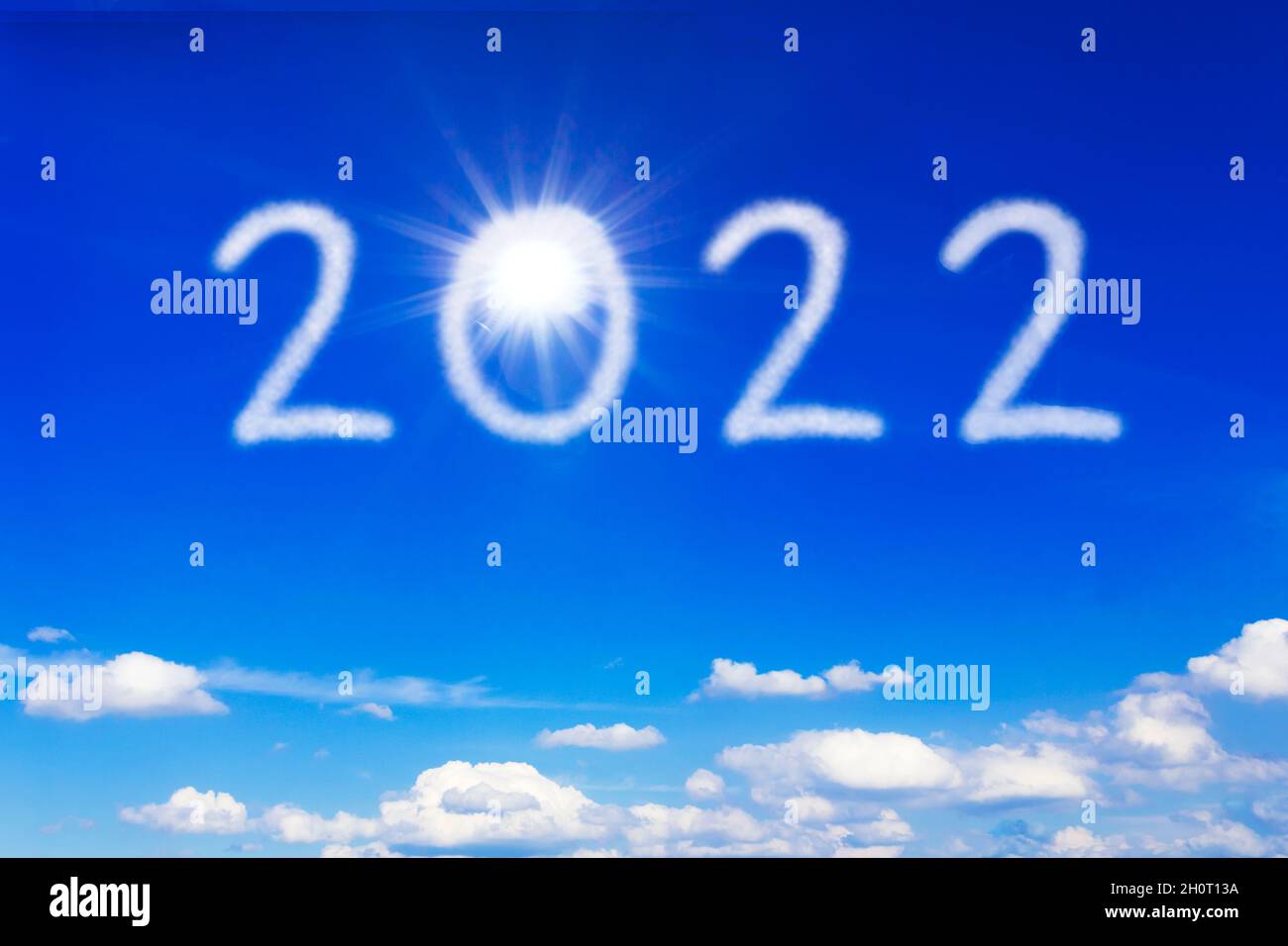 Concept de bonne année.Le soleil et le numéro 2022 écrits sur le ciel bleu, symbole d'un avenir brillant, de liberté et de normalité. Banque D'Images