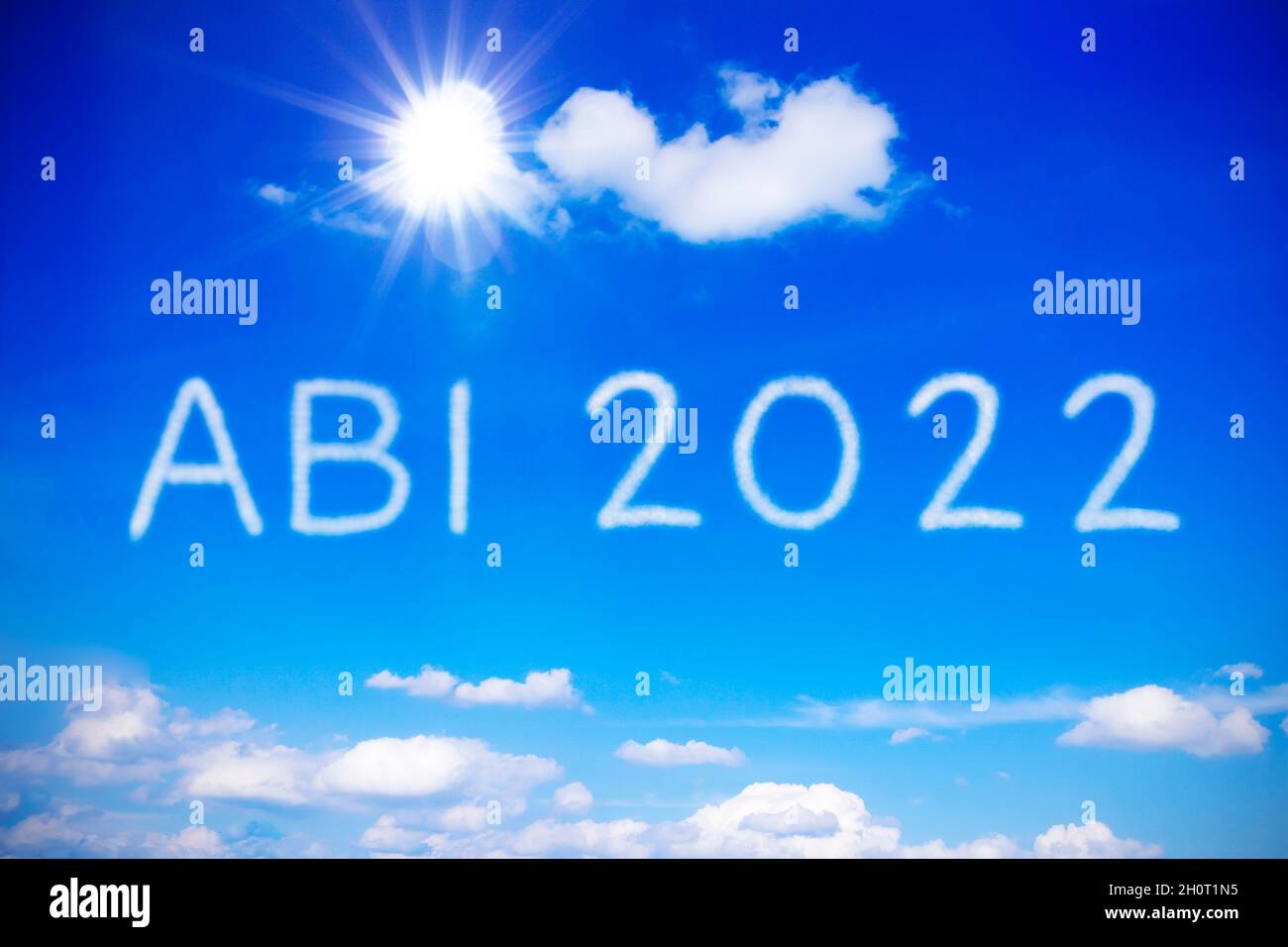 ABI 2022 écrit sur ciel bleu ensoleillé, traduction: Diplôme de lycée allemand ou A niveaux, concept de réalisation, gratuit enfin. Banque D'Images