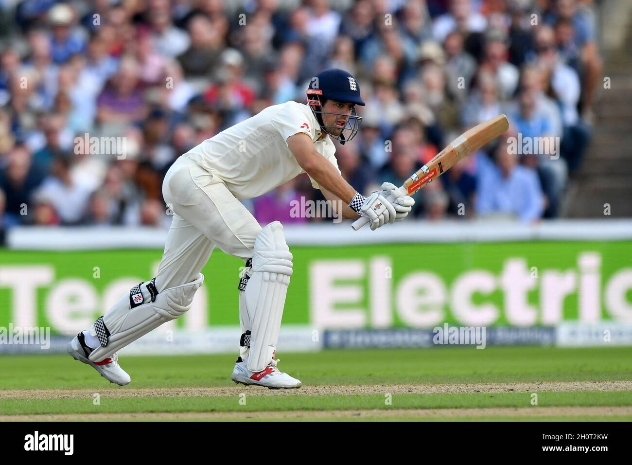 Les chauves-souris Alastair Cook d'Angleterre lors du quatrième Test Match investi entre l'Angleterre et l'Afrique du Sud au terrain de cricket d'Old Trafford, à Manchester. Banque D'Images
