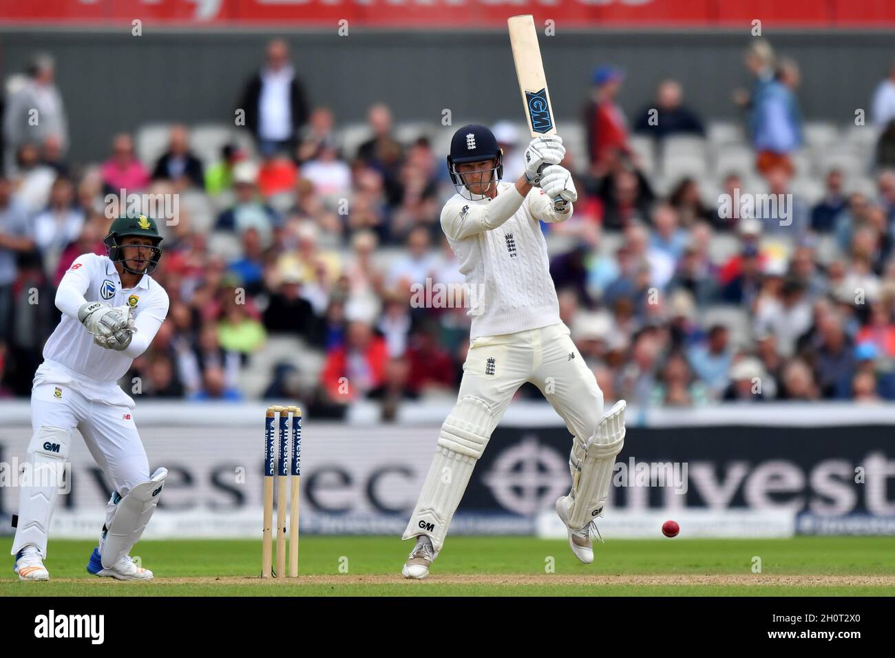 Tom Westley, de l'Angleterre, se batte lors du quatrième test de match entre l'Angleterre et l'Afrique du Sud au terrain de cricket d'Old Trafford, à Manchester. Banque D'Images