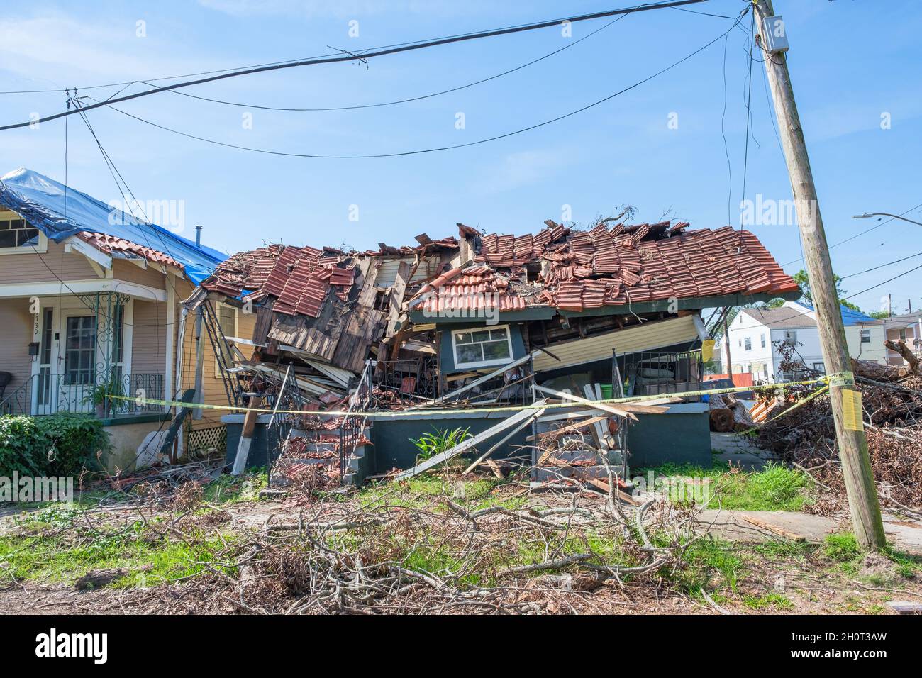 LA NOUVELLE-ORLÉANS, LA, États-Unis - 9 OCTOBRE 2021 : avant de l'ouragan endommagé maison avec toit écrasé Banque D'Images