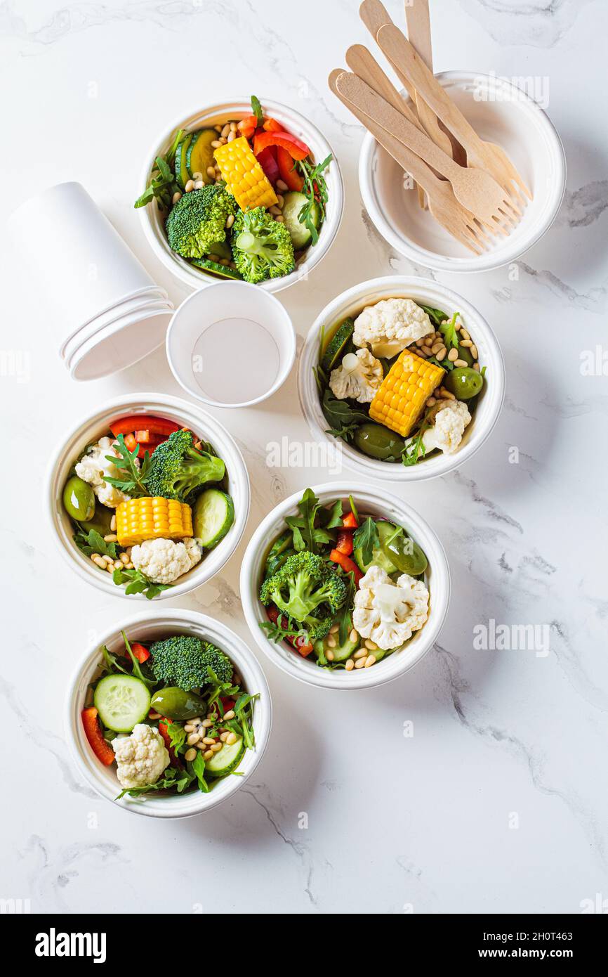 Salade de légumes saine végétalienne dans des bols en papier à emporter.Vaisselle écologique recyclable, concept zéro déchet. Banque D'Images