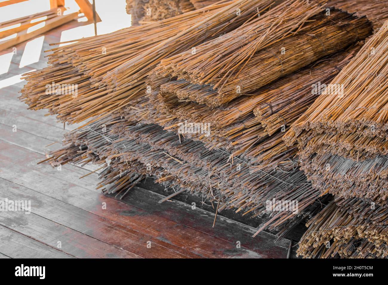 Le matériau naturel de la corde de paille en roseau sèche est stocké en rouleaux. Banque D'Images