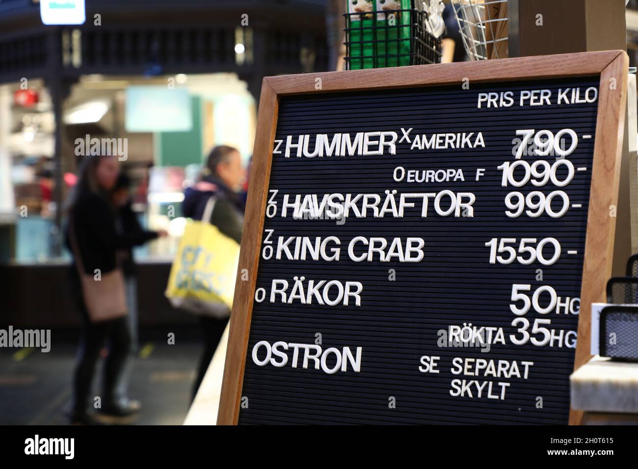 Panneaux de fruits de mer dans le hall du marché d'Östermalm à Stockholm, en Suède, le samedi soir. Banque D'Images