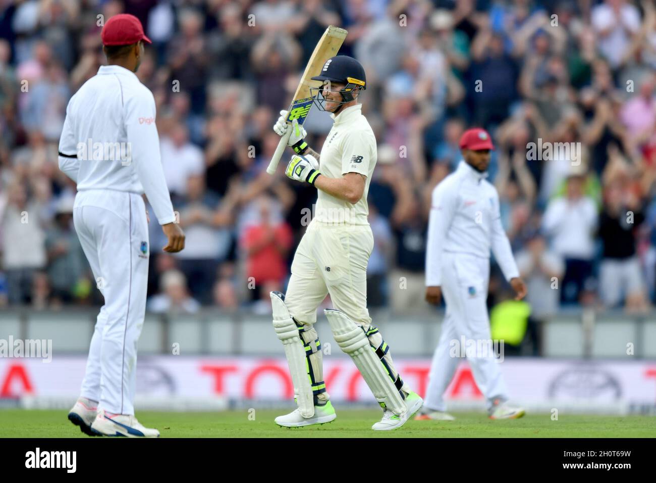 Ben Stokes, en Angleterre, fête ses 100 buts non sortis lors du premier jour du deuxième match de test d'Investec au terrain de cricket de Headingley, à Leeds, dans le Yorkshire Banque D'Images