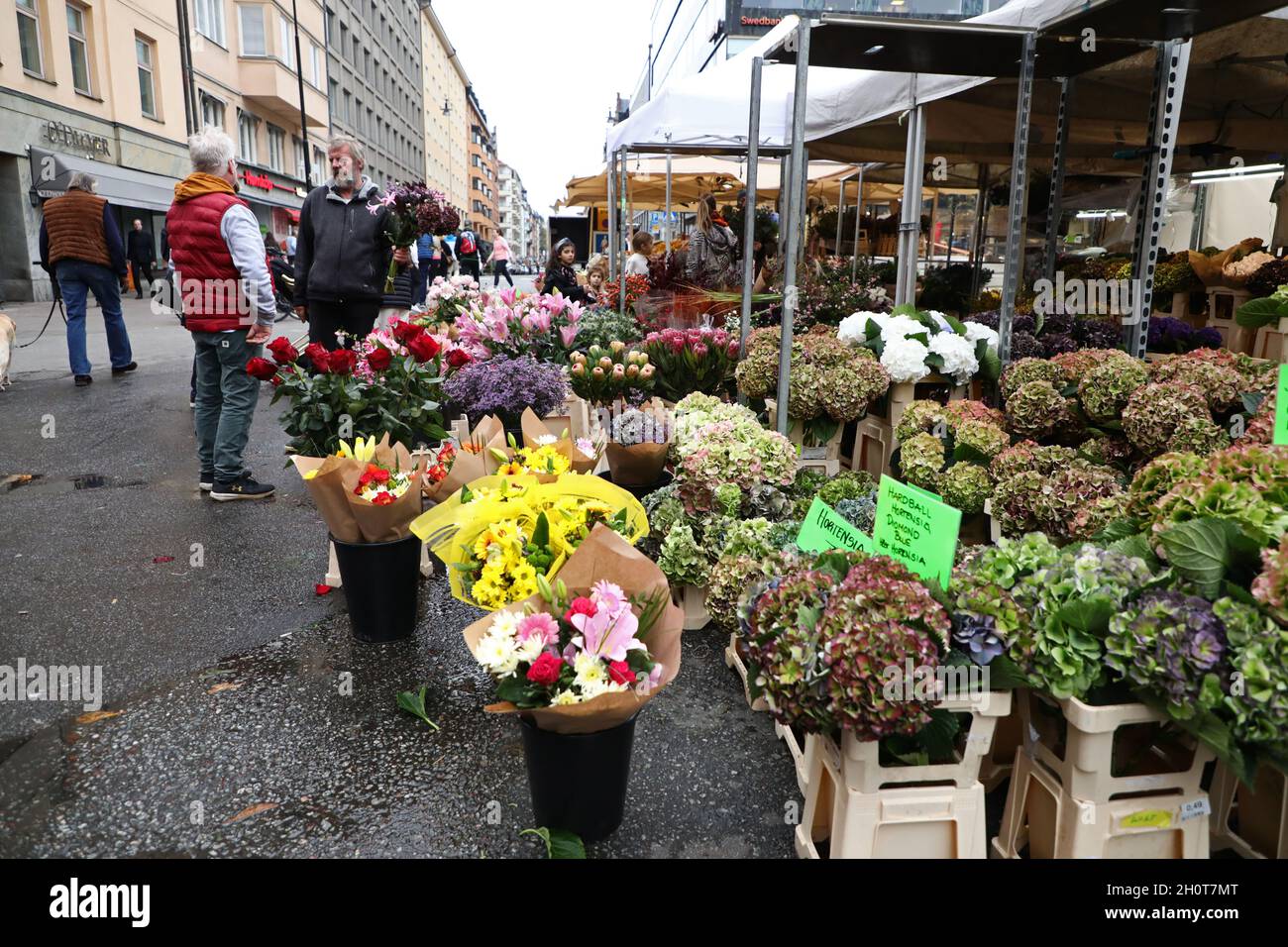Une salle de marché du fleuriste Östermalm à Stockholm, en Suède, le samedi soir. Banque D'Images