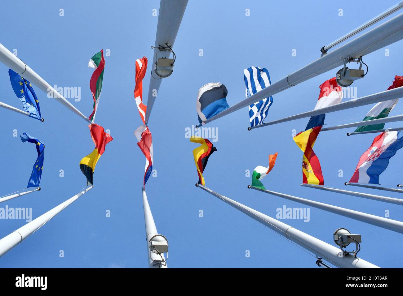 Parlement européen à Strasbourg pendant la session parlementaire de la semaine du 2021 octobre.Extérieurs, intérieurs, drapeaux, parvis, vieilles affiches de Simone Veil et Louise Weiss, communication sur l'histoire de cette institution européenne, de Robert Schumann, considéré comme l'une des institutions fondatrices de la construction européenne aux côtés de Jean Monnet, Konrad Adenauer, Johan Willem Beyen, Paul-Henri Spaak, Joseph Bech et Alcide de Gasperi.À différents endroits du Parlement européen, de nombreuses affiches illustrent l'avenir de l'Europe et des générations futures.le 9 octobre 2021, à Strasbourg, au Nord-est Banque D'Images