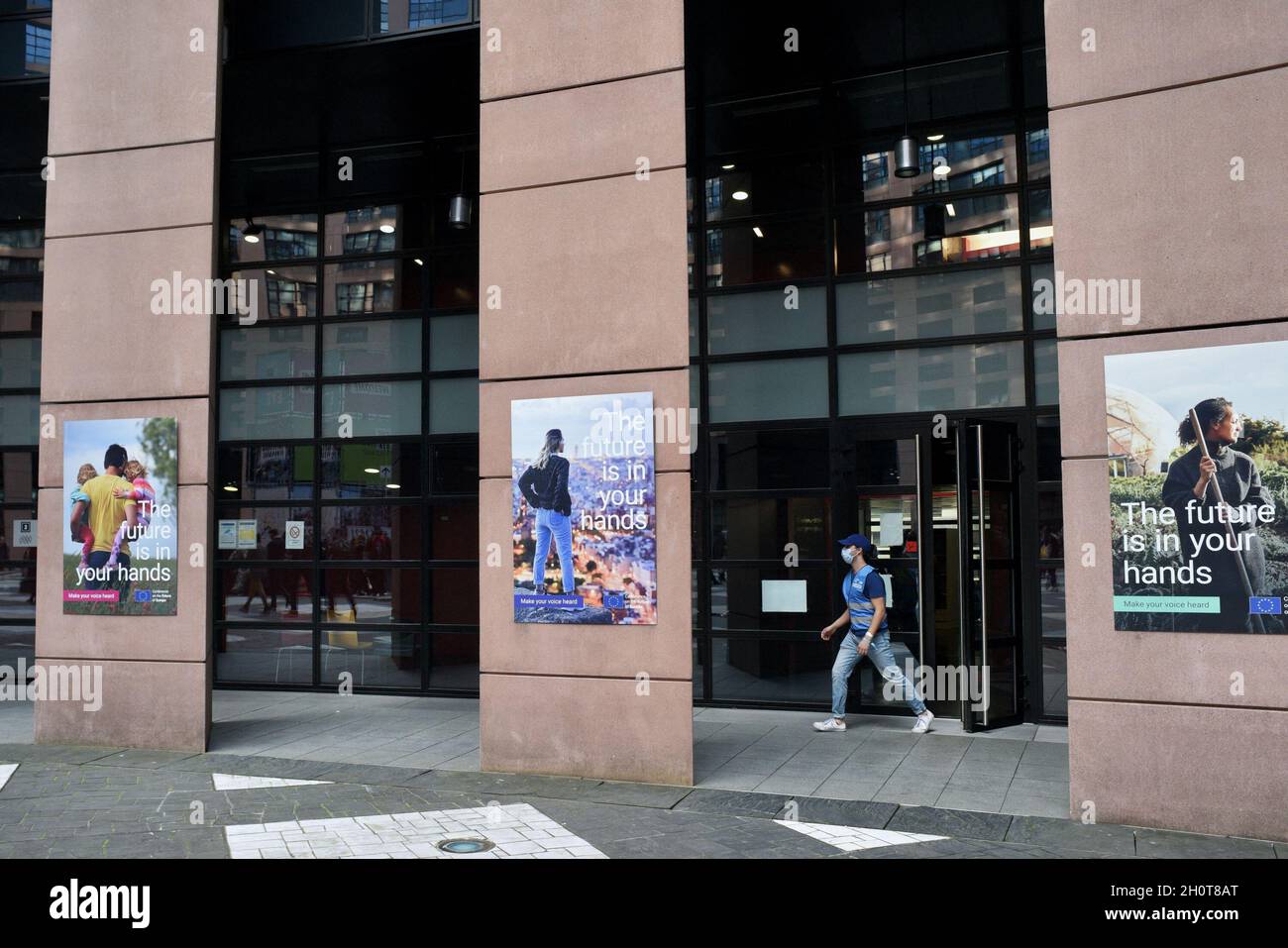 Parlement européen à Strasbourg pendant la session parlementaire de la semaine du 2021 octobre.Extérieurs, intérieurs, drapeaux, parvis, vieilles affiches de Simone Veil et Louise Weiss, communication sur l'histoire de cette institution européenne, de Robert Schumann, considéré comme l'une des institutions fondatrices de la construction européenne aux côtés de Jean Monnet, Konrad Adenauer, Johan Willem Beyen, Paul-Henri Spaak, Joseph Bech et Alcide de Gasperi.À différents endroits du Parlement européen, de nombreuses affiches illustrent l'avenir de l'Europe et des générations futures.le 9 octobre 2021, à Strasbourg, au Nord-est Banque D'Images