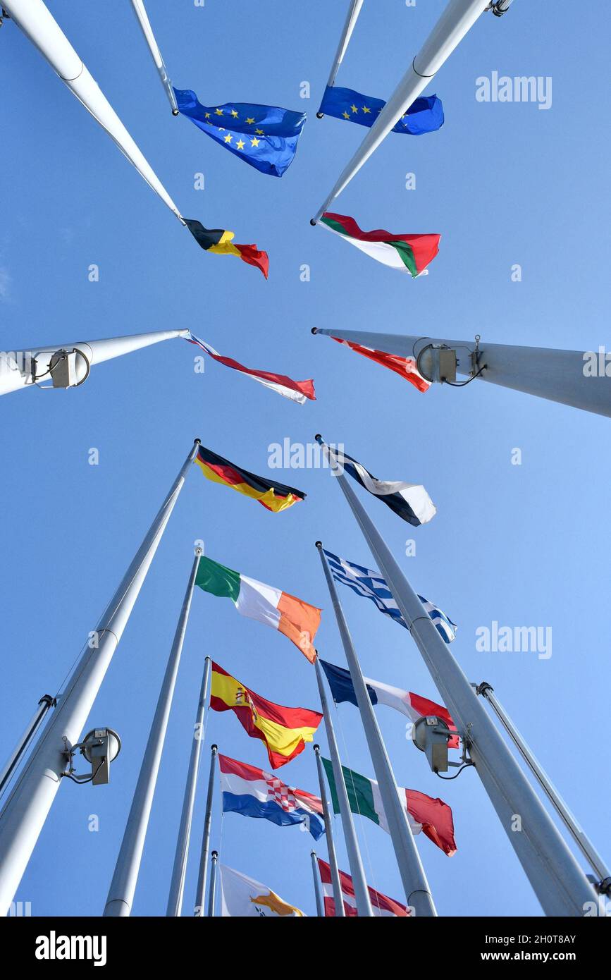 Parlement européen à Strasbourg pendant la session parlementaire de la semaine du 2021 octobre.Extérieurs, intérieurs, drapeaux, parvis, vieilles affiches de Simone Veil et Louise Weiss, communication sur l'histoire de cette institution européenne, de Robert Schumann, considéré comme l'une des institutions fondatrices de la construction européenne aux côtés de Jean Monnet, Konrad Adenauer, Johan Willem Beyen, Paul-Henri Spaak, Joseph Bech et Alcide de Gasperi.À différents endroits du Parlement européen, de nombreuses affiches illustrent l'avenir de l'Europe et des générations futures.le 9 octobre 2021, à Strasbourg, au Nord-est Banque D'Images