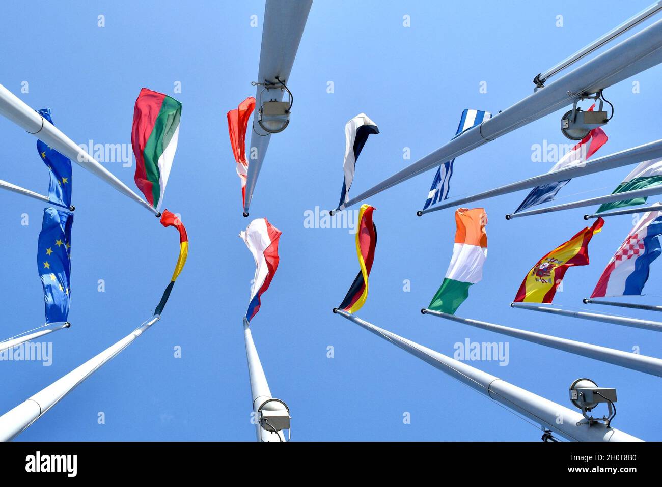 Parlement européen à Strasbourg pendant la session parlementaire de la semaine du 2021 octobre.Extérieurs, intérieurs, drapeaux, parvis, vieilles affiches de Simone Veil et Louise Weiss, communication sur l'histoire de cette institution européenne, de Robert Schumann, considéré comme l'une des institutions fondatrices de la construction européenne aux côtés de Jean Monnet, Konrad Adenauer, Johan Willem Beyen, Paul-Henri Spaak, Joseph Bech et Alcide de Gasperi.À différents endroits du Parlement européen, de nombreuses affiches illustrent l'avenir de l'Europe et des générations futures.le 9 octobre 2021, à Strasbourg, au Nord-est Banque D'Images