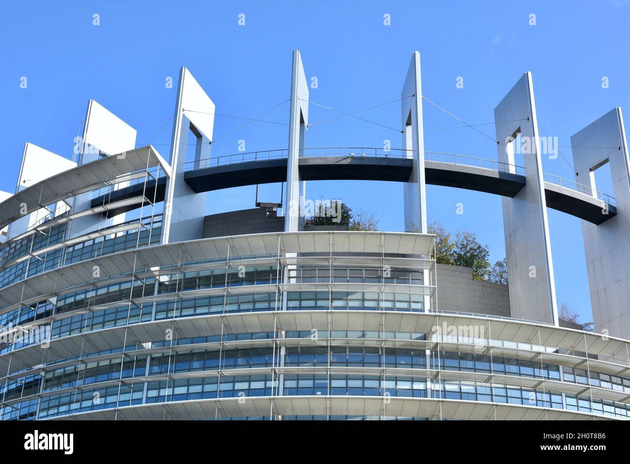 Parlement européen à Strasbourg pendant la session parlementaire de la semaine du 2021 octobre.Extérieurs, intérieurs, drapeaux, parvis, vieilles affiches de Simone Veil et Louise Weiss, communication sur l'histoire de cette institution européenne, de Robert Schumann, considéré comme l'une des institutions fondatrices de la construction européenne aux côtés de Jean Monnet, Konrad Adenauer, Johan Willem Beyen, Paul-Henri Spaak, Joseph Bech et Alcide de Gasperi.À différents endroits du Parlement européen, de nombreuses affiches illustrent l'avenir de l'Europe et des générations futures.le 9 octobre 2021, à Strasbourg, au Nord-est Banque D'Images