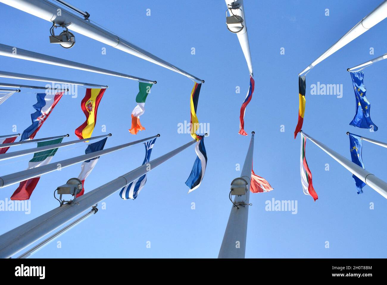 Parlement européen à Strasbourg pendant la session parlementaire de la semaine du 2021 octobre.Extérieurs, intérieurs, drapeaux, parvis, vieilles affiches de Simone Veil et Louise Weiss, communication sur l'histoire de cette institution européenne, de Robert Schumann, considéré comme l'une des institutions fondatrices de la construction européenne aux côtés de Jean Monnet, Konrad Adenauer, Johan Willem Beyen, Paul-Henri Spaak, Joseph Bech et Alcide de Gasperi.À différents endroits du Parlement européen, de nombreuses affiches illustrent l'avenir de l'Europe et des générations futures.le 9 octobre 2021, à Strasbourg, au Nord-est Banque D'Images