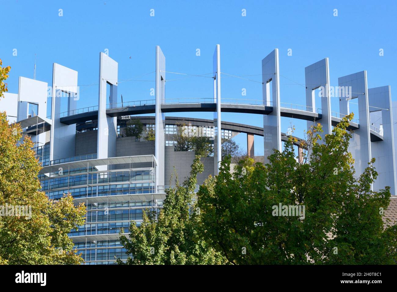 Parlement européen à Strasbourg pendant la session parlementaire de la semaine du 2021 octobre.Extérieurs, intérieurs, drapeaux, parvis, vieilles affiches de Simone Veil et Louise Weiss, communication sur l'histoire de cette institution européenne, de Robert Schumann, considéré comme l'une des institutions fondatrices de la construction européenne aux côtés de Jean Monnet, Konrad Adenauer, Johan Willem Beyen, Paul-Henri Spaak, Joseph Bech et Alcide de Gasperi.À différents endroits du Parlement européen, de nombreuses affiches illustrent l'avenir de l'Europe et des générations futures.le 9 octobre 2021, à Strasbourg, au Nord-est Banque D'Images