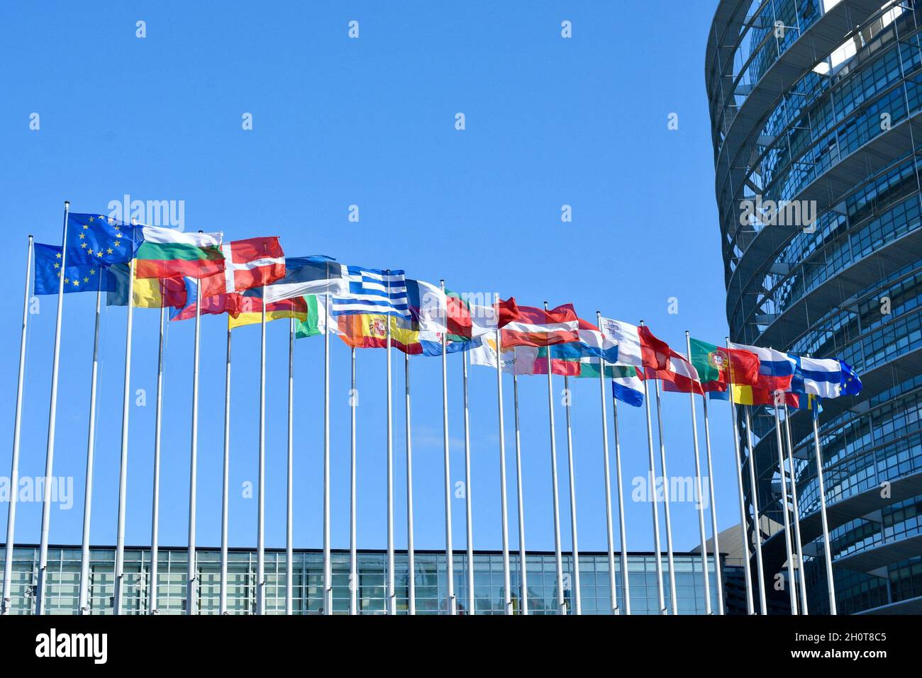 Parlement européen à Strasbourg pendant la session parlementaire de la semaine du 2021 octobre.Extérieurs, intérieurs, drapeaux, parvis, vieilles affiches de Simone Veil et Louise Weiss, communication sur l'histoire de cette institution européenne, de Robert Schumann, considéré comme l'une des institutions fondatrices de la construction européenne aux côtés de Jean Monnet, Konrad Adenauer, Johan Willem Beyen, Paul-Henri Spaak, Joseph Bech et Alcide de Gasperi.À différents endroits du Parlement européen, de nombreuses affiches illustrent l'avenir de l'Europe et des générations futures.le 9 octobre 2021, à Strasbourg, au Nord-est Banque D'Images