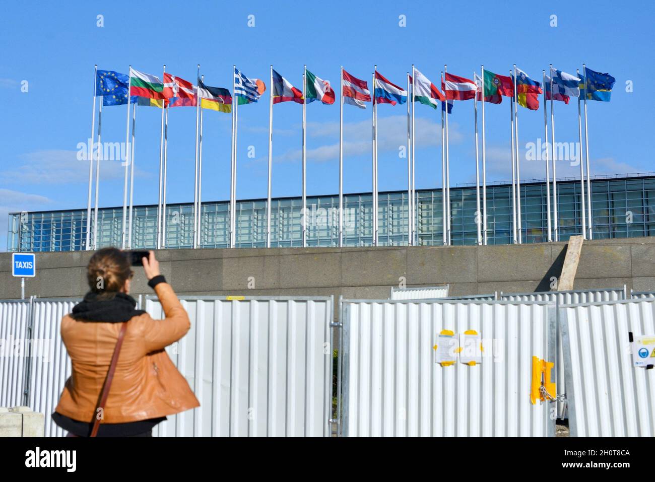 Parlement européen à Strasbourg pendant la session parlementaire de la semaine du 2021 octobre.Extérieurs, intérieurs, drapeaux, parvis, vieilles affiches de Simone Veil et Louise Weiss, communication sur l'histoire de cette institution européenne, de Robert Schumann, considéré comme l'une des institutions fondatrices de la construction européenne aux côtés de Jean Monnet, Konrad Adenauer, Johan Willem Beyen, Paul-Henri Spaak, Joseph Bech et Alcide de Gasperi.À différents endroits du Parlement européen, de nombreuses affiches illustrent l'avenir de l'Europe et des générations futures.le 9 octobre 2021, à Strasbourg, au Nord-est Banque D'Images