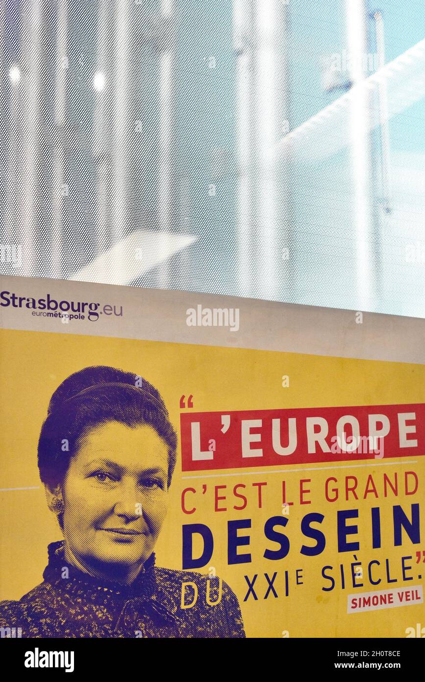 Parlement européen à Strasbourg pendant la session parlementaire de la semaine du 2021 octobre.Extérieurs, intérieurs, drapeaux, parvis, vieilles affiches de Simone Veil et Louise Weiss, communication sur l'histoire de cette institution européenne, de Robert Schumann, considéré comme l'une des institutions fondatrices de la construction européenne aux côtés de Jean Monnet, Konrad Adenauer, Johan Willem Beyen, Paul-Henri Spaak, Joseph Bech et Alcide de Gasperi.À différents endroits du Parlement européen, de nombreuses affiches illustrent l'avenir de l'Europe et des générations futures.le 9 octobre 2021, à Strasbourg, au Nord-est Banque D'Images