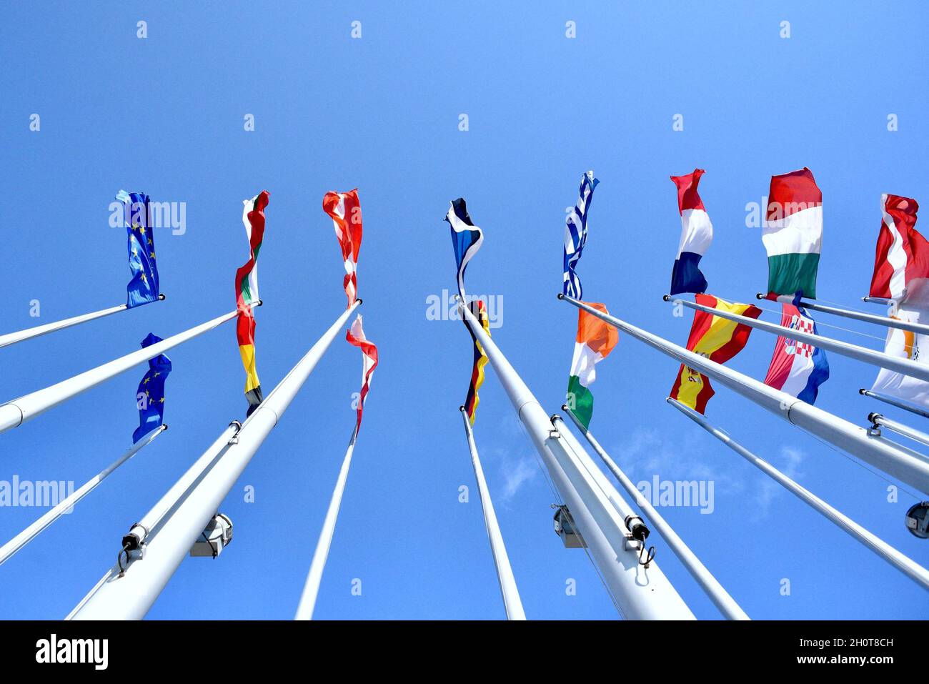 Parlement européen à Strasbourg pendant la session parlementaire de la semaine du 2021 octobre.Extérieurs, intérieurs, drapeaux, parvis, vieilles affiches de Simone Veil et Louise Weiss, communication sur l'histoire de cette institution européenne, de Robert Schumann, considéré comme l'une des institutions fondatrices de la construction européenne aux côtés de Jean Monnet, Konrad Adenauer, Johan Willem Beyen, Paul-Henri Spaak, Joseph Bech et Alcide de Gasperi.À différents endroits du Parlement européen, de nombreuses affiches illustrent l'avenir de l'Europe et des générations futures.le 9 octobre 2021, à Strasbourg, au Nord-est Banque D'Images