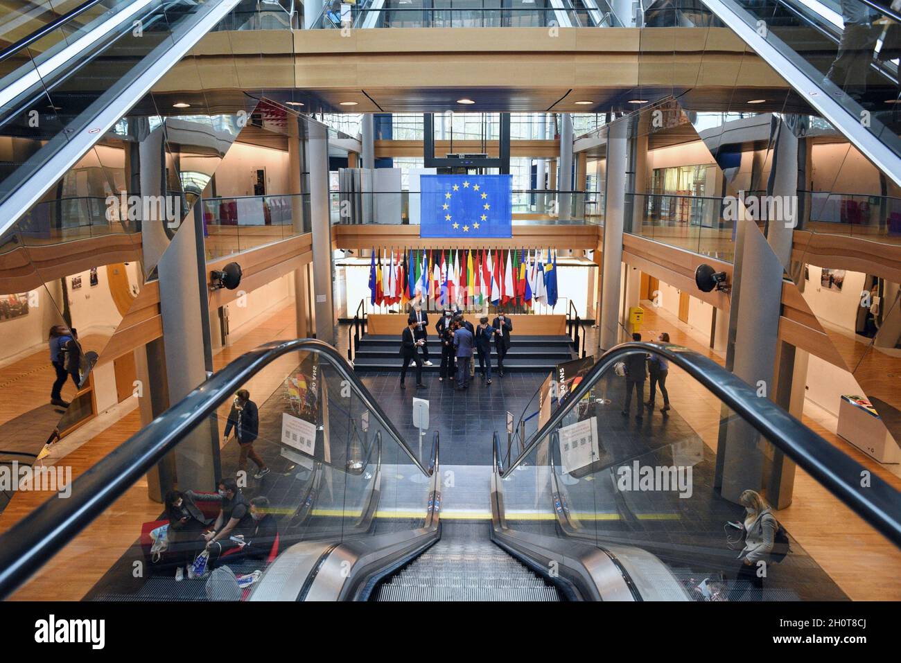 Parlement européen à Strasbourg pendant la session parlementaire de la semaine du 2021 octobre.Extérieurs, intérieurs, drapeaux, parvis, vieilles affiches de Simone Veil et Louise Weiss, communication sur l'histoire de cette institution européenne, de Robert Schumann, considéré comme l'une des institutions fondatrices de la construction européenne aux côtés de Jean Monnet, Konrad Adenauer, Johan Willem Beyen, Paul-Henri Spaak, Joseph Bech et Alcide de Gasperi.À différents endroits du Parlement européen, de nombreuses affiches illustrent l'avenir de l'Europe et des générations futures.le 9 octobre 2021, à Strasbourg, au Nord-est Banque D'Images
