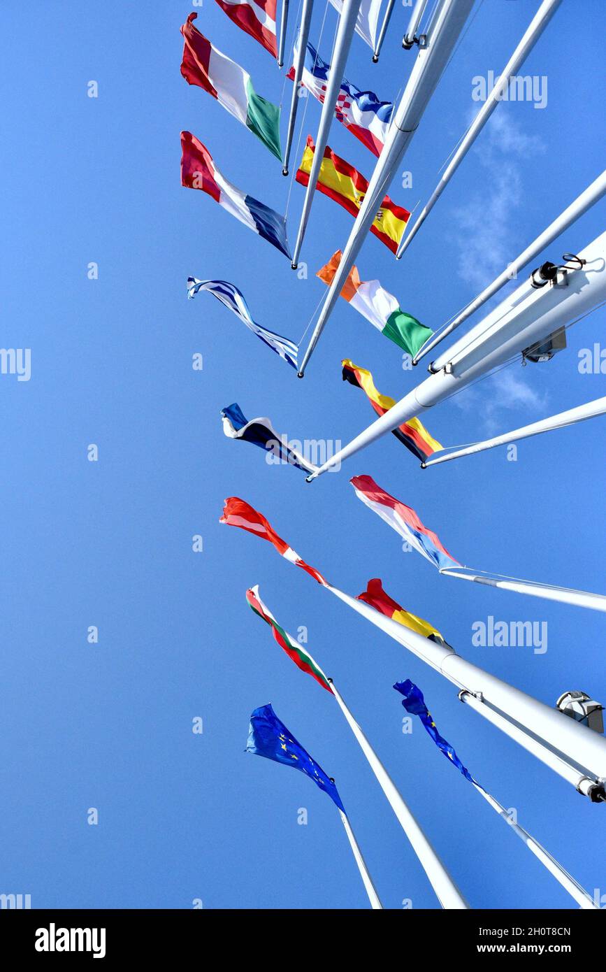 Parlement européen à Strasbourg pendant la session parlementaire de la semaine du 2021 octobre.Extérieurs, intérieurs, drapeaux, parvis, vieilles affiches de Simone Veil et Louise Weiss, communication sur l'histoire de cette institution européenne, de Robert Schumann, considéré comme l'une des institutions fondatrices de la construction européenne aux côtés de Jean Monnet, Konrad Adenauer, Johan Willem Beyen, Paul-Henri Spaak, Joseph Bech et Alcide de Gasperi.À différents endroits du Parlement européen, de nombreuses affiches illustrent l'avenir de l'Europe et des générations futures.le 9 octobre 2021, à Strasbourg, au Nord-est Banque D'Images