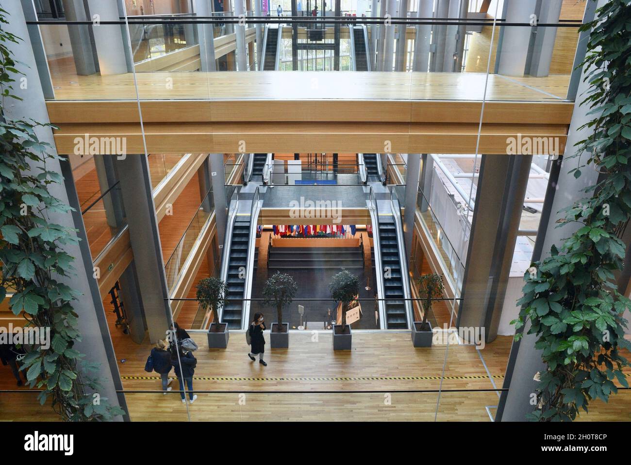 Parlement européen à Strasbourg pendant la session parlementaire de la semaine du 2021 octobre.Extérieurs, intérieurs, drapeaux, parvis, vieilles affiches de Simone Veil et Louise Weiss, communication sur l'histoire de cette institution européenne, de Robert Schumann, considéré comme l'une des institutions fondatrices de la construction européenne aux côtés de Jean Monnet, Konrad Adenauer, Johan Willem Beyen, Paul-Henri Spaak, Joseph Bech et Alcide de Gasperi.À différents endroits du Parlement européen, de nombreuses affiches illustrent l'avenir de l'Europe et des générations futures.le 9 octobre 2021, à Strasbourg, au Nord-est Banque D'Images