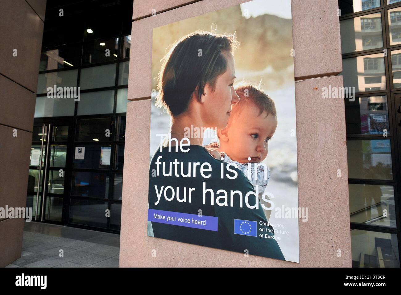 Parlement européen à Strasbourg pendant la session parlementaire de la semaine du 2021 octobre.Extérieurs, intérieurs, drapeaux, parvis, vieilles affiches de Simone Veil et Louise Weiss, communication sur l'histoire de cette institution européenne, de Robert Schumann, considéré comme l'une des institutions fondatrices de la construction européenne aux côtés de Jean Monnet, Konrad Adenauer, Johan Willem Beyen, Paul-Henri Spaak, Joseph Bech et Alcide de Gasperi.À différents endroits du Parlement européen, de nombreuses affiches illustrent l'avenir de l'Europe et des générations futures.le 9 octobre 2021, à Strasbourg, au Nord-est Banque D'Images