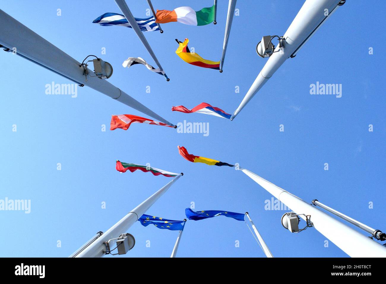 Parlement européen à Strasbourg pendant la session parlementaire de la semaine du 2021 octobre.Extérieurs, intérieurs, drapeaux, parvis, vieilles affiches de Simone Veil et Louise Weiss, communication sur l'histoire de cette institution européenne, de Robert Schumann, considéré comme l'une des institutions fondatrices de la construction européenne aux côtés de Jean Monnet, Konrad Adenauer, Johan Willem Beyen, Paul-Henri Spaak, Joseph Bech et Alcide de Gasperi.À différents endroits du Parlement européen, de nombreuses affiches illustrent l'avenir de l'Europe et des générations futures.le 9 octobre 2021, à Strasbourg, au Nord-est Banque D'Images