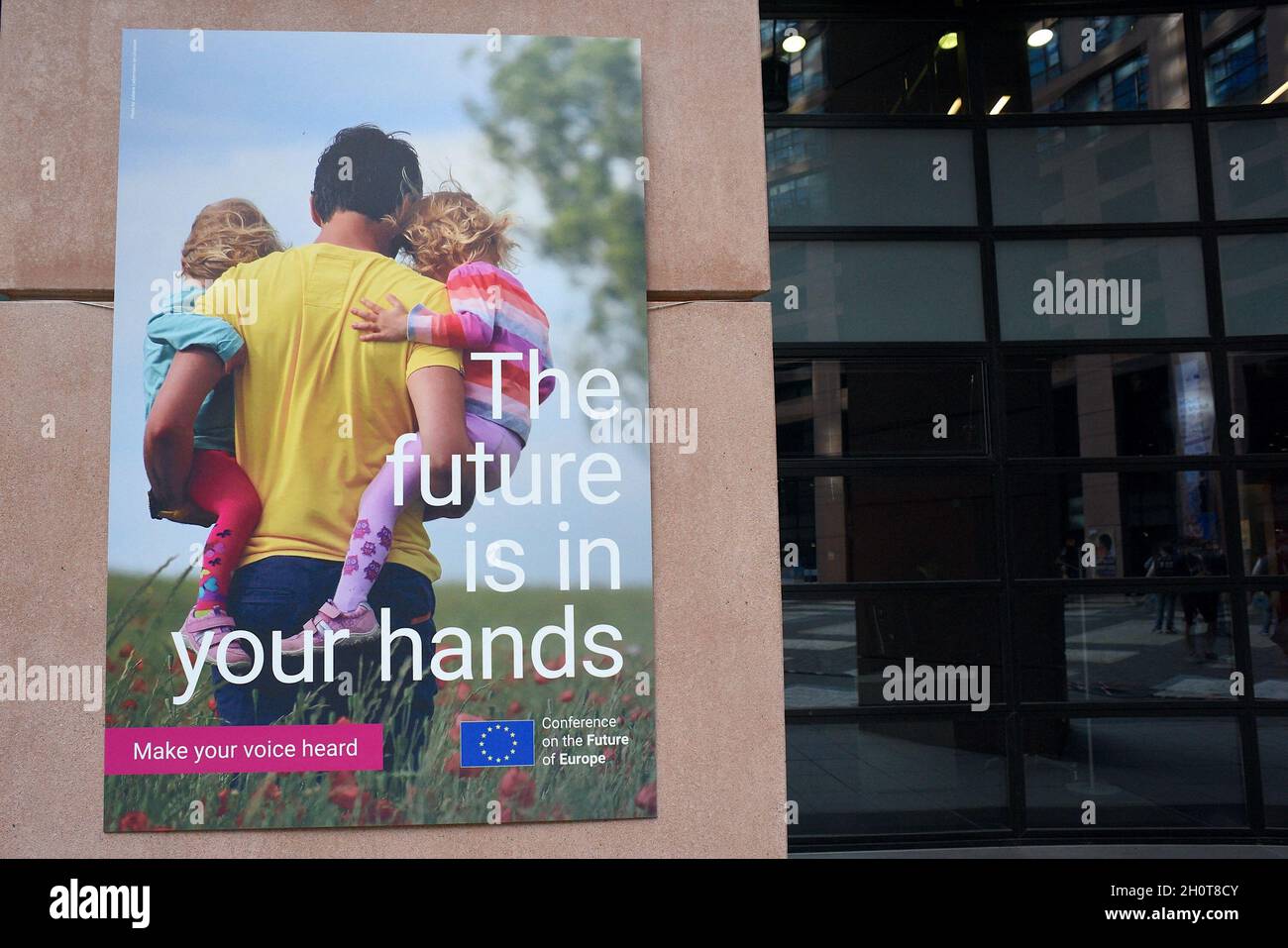 Parlement européen à Strasbourg pendant la session parlementaire de la semaine du 2021 octobre.Extérieurs, intérieurs, drapeaux, parvis, vieilles affiches de Simone Veil et Louise Weiss, communication sur l'histoire de cette institution européenne, de Robert Schumann, considéré comme l'une des institutions fondatrices de la construction européenne aux côtés de Jean Monnet, Konrad Adenauer, Johan Willem Beyen, Paul-Henri Spaak, Joseph Bech et Alcide de Gasperi.À différents endroits du Parlement européen, de nombreuses affiches illustrent l'avenir de l'Europe et des générations futures.le 9 octobre 2021, à Strasbourg, au Nord-est Banque D'Images