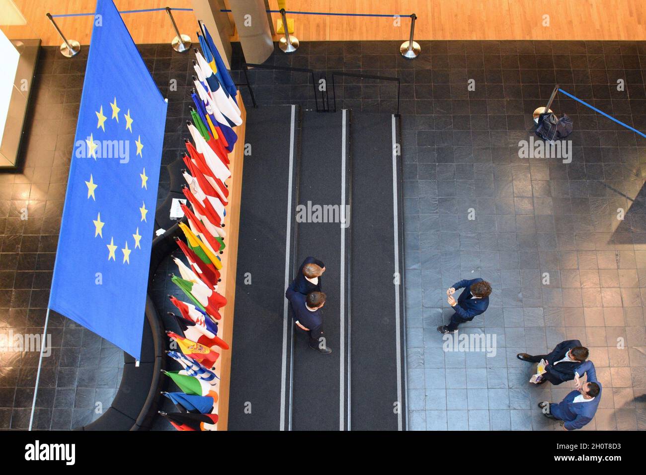 Parlement européen à Strasbourg pendant la session parlementaire de la semaine du 2021 octobre.Extérieurs, intérieurs, drapeaux, parvis, vieilles affiches de Simone Veil et Louise Weiss, communication sur l'histoire de cette institution européenne, de Robert Schumann, considéré comme l'une des institutions fondatrices de la construction européenne aux côtés de Jean Monnet, Konrad Adenauer, Johan Willem Beyen, Paul-Henri Spaak, Joseph Bech et Alcide de Gasperi.À différents endroits du Parlement européen, de nombreuses affiches illustrent l'avenir de l'Europe et des générations futures.le 9 octobre 2021, à Strasbourg, au Nord-est Banque D'Images