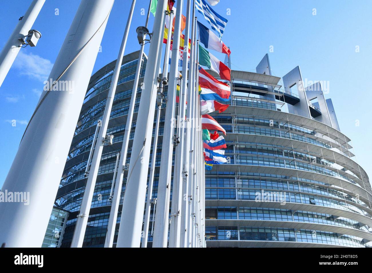 Parlement européen à Strasbourg pendant la session parlementaire de la semaine du 2021 octobre.Extérieurs, intérieurs, drapeaux, parvis, vieilles affiches de Simone Veil et Louise Weiss, communication sur l'histoire de cette institution européenne, de Robert Schumann, considéré comme l'une des institutions fondatrices de la construction européenne aux côtés de Jean Monnet, Konrad Adenauer, Johan Willem Beyen, Paul-Henri Spaak, Joseph Bech et Alcide de Gasperi.À différents endroits du Parlement européen, de nombreuses affiches illustrent l'avenir de l'Europe et des générations futures.le 9 octobre 2021, à Strasbourg, au Nord-est Banque D'Images
