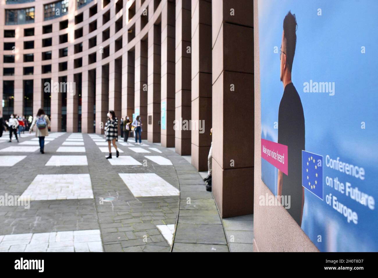 Parlement européen à Strasbourg pendant la session parlementaire de la semaine du 2021 octobre.Extérieurs, intérieurs, drapeaux, parvis, vieilles affiches de Simone Veil et Louise Weiss, communication sur l'histoire de cette institution européenne, de Robert Schumann, considéré comme l'une des institutions fondatrices de la construction européenne aux côtés de Jean Monnet, Konrad Adenauer, Johan Willem Beyen, Paul-Henri Spaak, Joseph Bech et Alcide de Gasperi.À différents endroits du Parlement européen, de nombreuses affiches illustrent l'avenir de l'Europe et des générations futures.le 9 octobre 2021, à Strasbourg, au Nord-est Banque D'Images