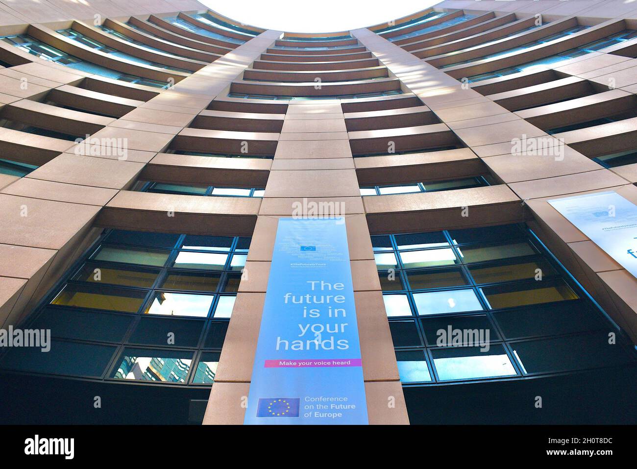 Parlement européen à Strasbourg pendant la session parlementaire de la semaine du 2021 octobre.Extérieurs, intérieurs, drapeaux, parvis, vieilles affiches de Simone Veil et Louise Weiss, communication sur l'histoire de cette institution européenne, de Robert Schumann, considéré comme l'une des institutions fondatrices de la construction européenne aux côtés de Jean Monnet, Konrad Adenauer, Johan Willem Beyen, Paul-Henri Spaak, Joseph Bech et Alcide de Gasperi.À différents endroits du Parlement européen, de nombreuses affiches illustrent l'avenir de l'Europe et des générations futures.le 9 octobre 2021, à Strasbourg, au Nord-est Banque D'Images